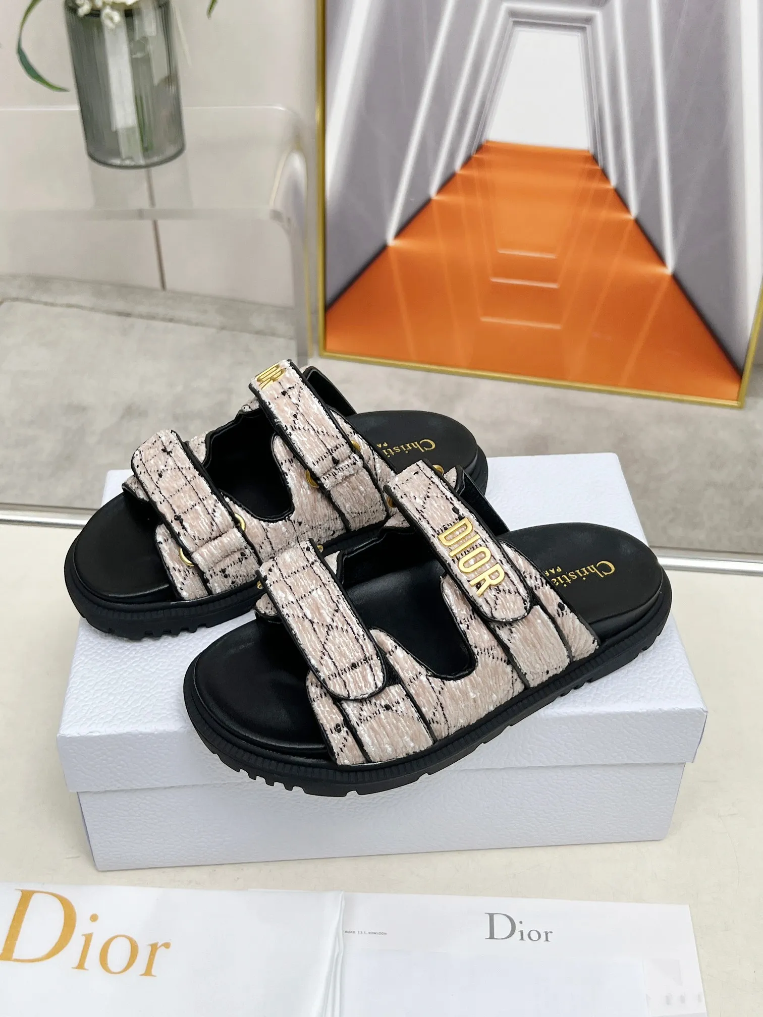 👟👟Ex-factory price 480👟👟Dior👏👏New classic style. 🔥Purchasing-level qualityThick-soled slippers popular in foreign counters. Upper➕Inner: original customized material, original mold opening of sole 1.1 (lightweight, code number 35-40 (41/42 can be customized)